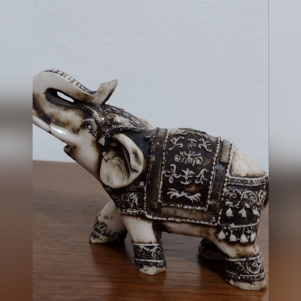 Lucky trunks up Beautiful elephant resin  home decor